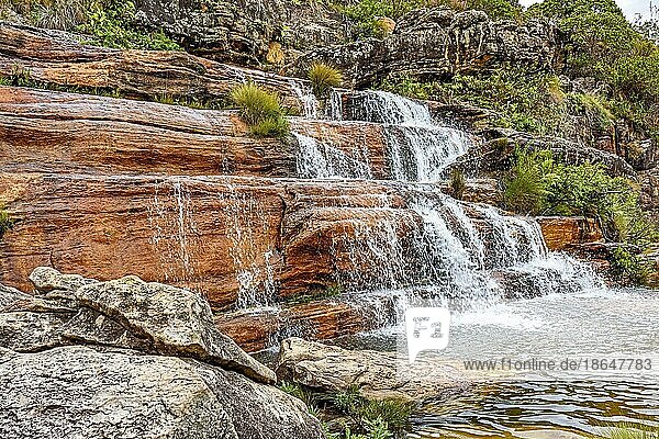 Kleiner Wasserfall mit klarem Wasser  das über die Felsen fließt und in einem kleinen See im Naturschutzgebiet Biribiri in Diamantina  Minas Gerais  Brasilien  endet  Südamerika