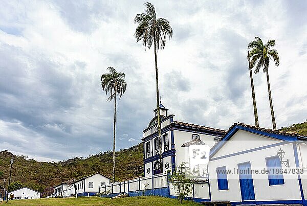 Historisches Dorf Biribiri und seine Kirche  in der eine alte Tuchfabrik betrieben wurde  inmitten der Berge und der Vegetation von Diamantina in Minas Gerais  Brasilien  Südamerika