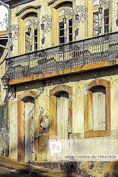 Fassade eines alten Hauses im Kolonialstil  das vom Zahn der Zeit gezeichnet ist  in der Stadt Ouro Preto  Minas Gerais  Brasilien  Brasilien  Südamerika