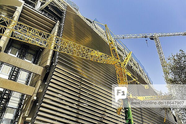 Baukran vor Fußballstadion von Real Madrid  Estadio Santiago Bernabéu  Umbau  Baustelle  Madrid  Spanien  Europa