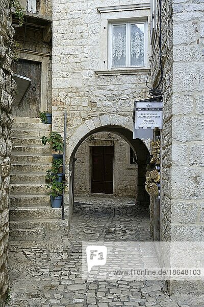 Altstadt  enge Gasse  Durchgang  Trogir in Croatia  Trogir  Splitsko-Dalmatinska  Kroatien  Europa