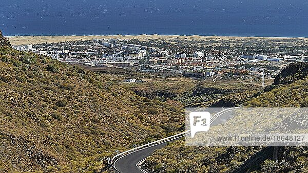 Blick von oben  Blick von Norden  Straße  Häusermeer  Touristische Anlagen  blaues Meer  Dünengebiet  Dünenlandschaft  Dünen  Maspalomas  Gran Canaria  Kanarische Inseln  Spanien  Europa