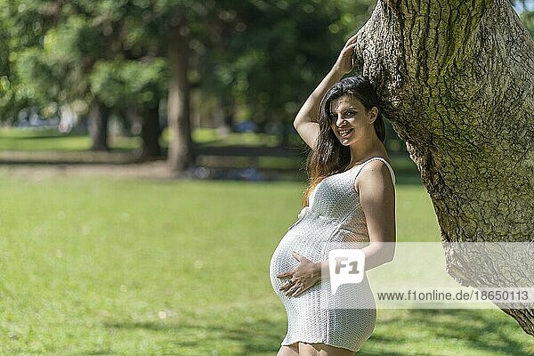 Porträt einer schwangeren Latina in einem Park