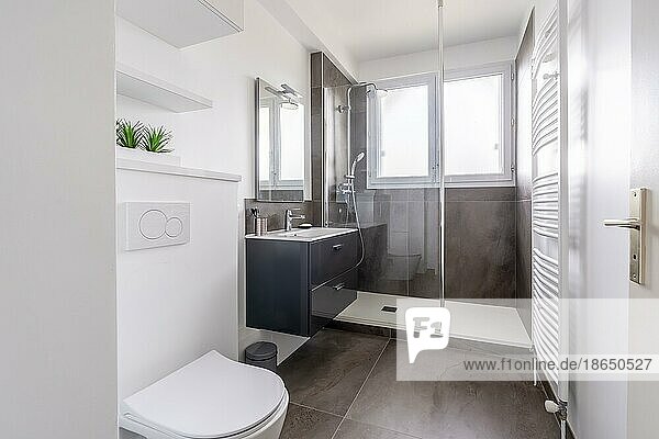 Home Badezimmer  helles neues Badezimmer Interieur mit gefliester Glasdusche  Waschtisch  Interieur weiß und mit schwarzen Fliesen gestaltet