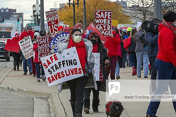 Lansing  Michigan USA  3. November 2021  Mitglieder der Michigan Nurses Association protestieren vor dem Sparrow Hospital gegen die unzureichende Personalausstattung. Die Krankenschwestern sagen  dass sich die Bedingungen seit Beginn der Pandemie verschlechtert haben und sie einen Streik in Betracht ziehen  wenn sich die Personalausstattung nicht verbessert