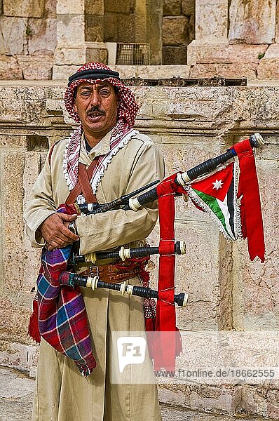 Einheimischer Mann mit Dudelsack  Jerash  Jordanien  Asien