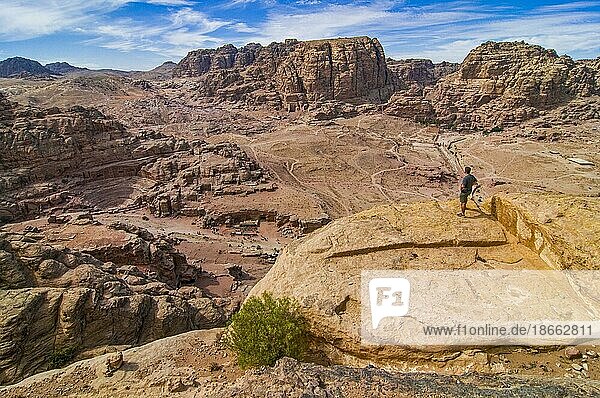 Mann mit Blick auf die Unesco Welterbestätte Petra  Jordanien  Asien