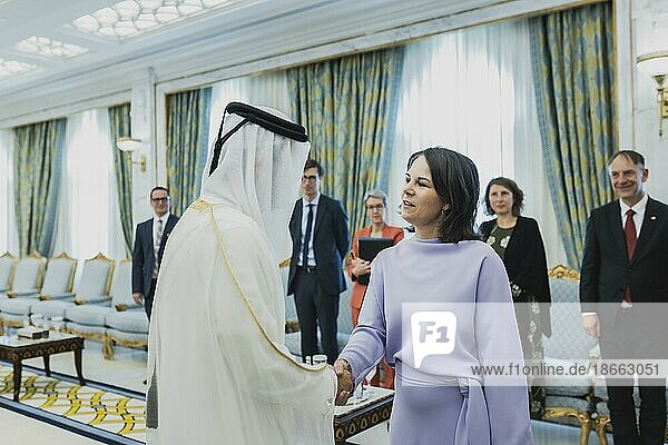 (R-L) Annalena Bärbock (Bündnis 90 Die Grünen)  Bundesaussenministerin  und Scheich Mohammed bin Abdulrahman bin Jassim Al Thani  Premierminister und Außenminister von Katar  aufgenommen im Rahmen eines gemeinsamen Treffens in Doha  17.05.2023. Bärbock reist bei ihrer dreitaegigen Reise nach Saudi-Arabien und nach Katar.  Doha  Katar  Asien