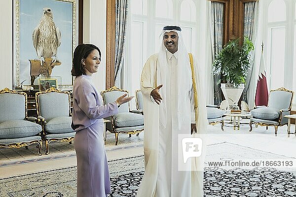 (L-R) Annalena Bärbock (Bündnis 90 Die Grünen)  Bundesaussenministerin  und Scheich Tamim bin Hamad bin Khalifa Al Thani  Emir des Staates Katar  aufgenommen im Rahmen eines gemeinsamen Treffens in Doha  17.05.2023. Bärbock reist bei ihrer dreitaegigen Reise nach Saudi-Arabien und nach Katar.  Doha  Katar  Asien