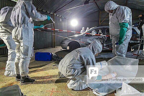 Securing evidence after a terrorist attack  symbol photo  BWTEX anti-terror exercise  police  Bundeswehr and rescue forces rehearse the fight against terrorists together  fictitious plastic body parts are examined and placed in a body bag  Stetten am kalten Markt  Baden-Württemberg  Germany  Europe
