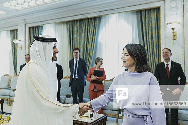 (R-L) Annalena Bärbock (Bündnis 90 Die Grünen)  Bundesaussenministerin  und Scheich Mohammed bin Abdulrahman bin Jassim Al Thani  Premierminister und Außenminister von Katar  aufgenommen im Rahmen eines gemeinsamen Treffens in Doha  17.05.2023. Bärbock reist bei ihrer dreitaegigen Reise nach Saudi-Arabien und nach Katar.  Doha  Katar  Asien