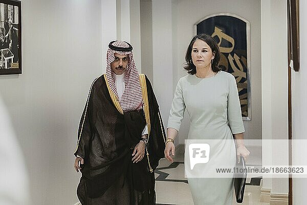 (R-L) Annalena Bärbock (Bündnis 90 Die Grünen)  Bundesaussenministerin  trifft Prinz Faisal bin Farhan Al Saud  Außenminister von Saudi-Arabien  zu einem gemeinsamen Gespräch in Djidda  15.05.2023. Bärbock reist bei ihrer dreitaegigen Reise nach Saudi-Arabien und nach Katar.  Djidda  Saudi-Arabien  Asien