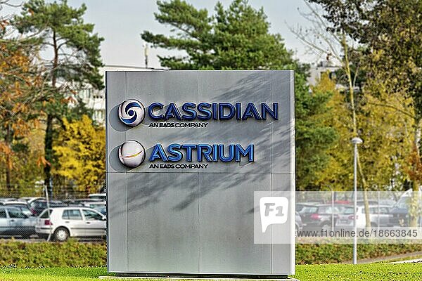 Firmenschild: Cassidian und Atrium gehören zu Airbus Defence and Space. Friedrichshafen  Baden-Württemberg  Deutschland  Europa