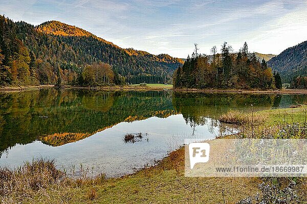 Der Weitsee im Naturschutzgebiet Chiemgauer Alpen im Herbst  Bayern  Deutschland  Europa