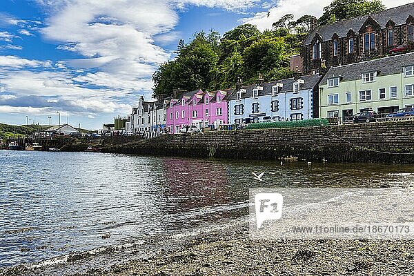 Häuserzeile  farbenfrohe Fassaden am Hafen  Portree  Isle of Skye  Innere Hebriden  Schottland  Großbritannien  Europa