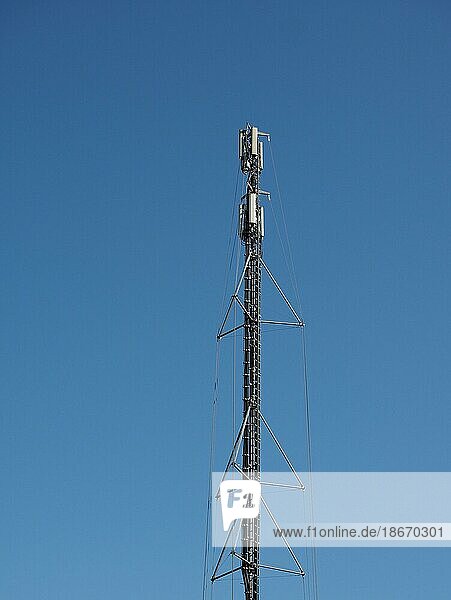 Antennenturm über blauem Himmel