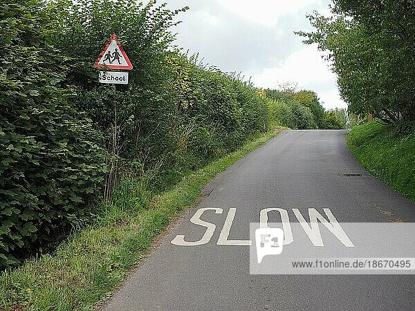 Schild für langsame Geschwindigkeit