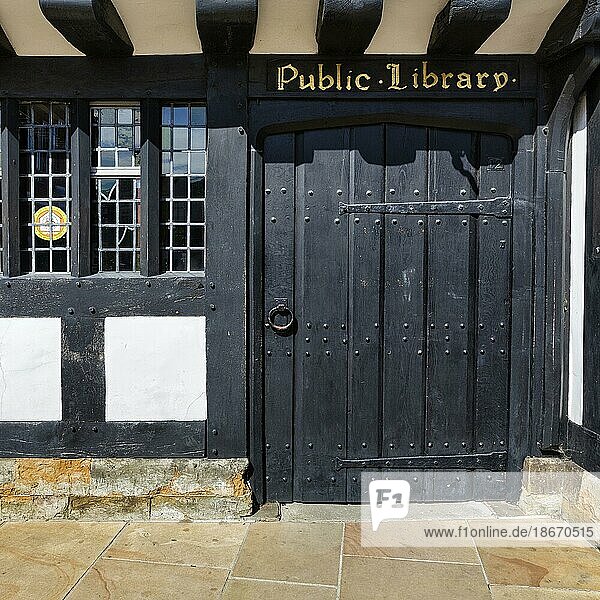 Schwarze Holztür im Fachwerkhaus  Schriftzug Öffentliche Bücherei  Bibliothek  Stratford-upon-Avon  Warwickshire  England  Großbritannien  Europa