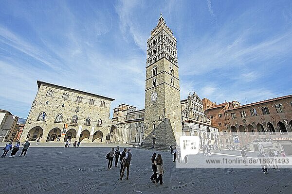 Cathedral of Saint Zeno in Piazza del Duomo  Pistoia  Tuscany  Italy  Europe