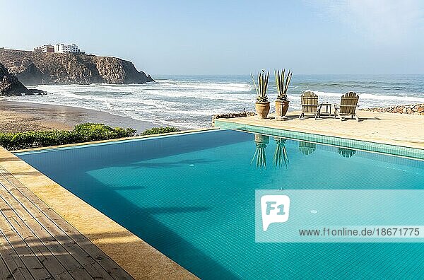 Infinity Pool mit Blick auf den Atlantik  Hotel auberge Dar Najmat  Mirleft  Marokko  Nordafrika  Afrika