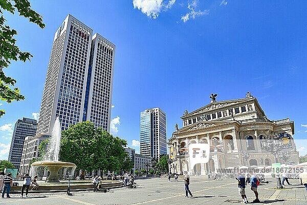 Der Konzertsaal der Alten Oper und das Hochhaus der UBS am Opernplatz im Stadtzentrum  Frankfurt am Main  Deutschland  Europa