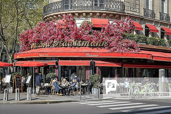 Blumengeschmückte Fassade am Straßencafé Triadou Haussmann  Boulevard Haussmann  Paris  Frankreich  Europa