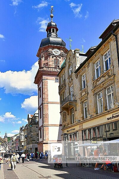 Katholische Kirche mit Uhrenturm 'Providenzkirche' im Stadtzentrum von Heidelberg an einem sonnigen Tag  Heidelberg  Deutschland  Europa
