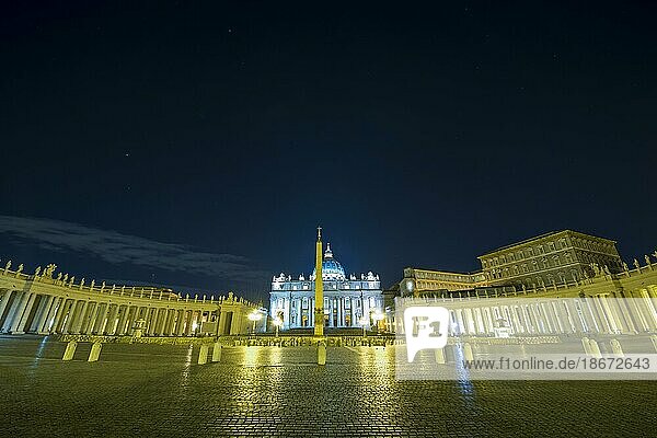 Petersdom  Vatikanstadt  bei Nacht  Rom  Italien  Europa