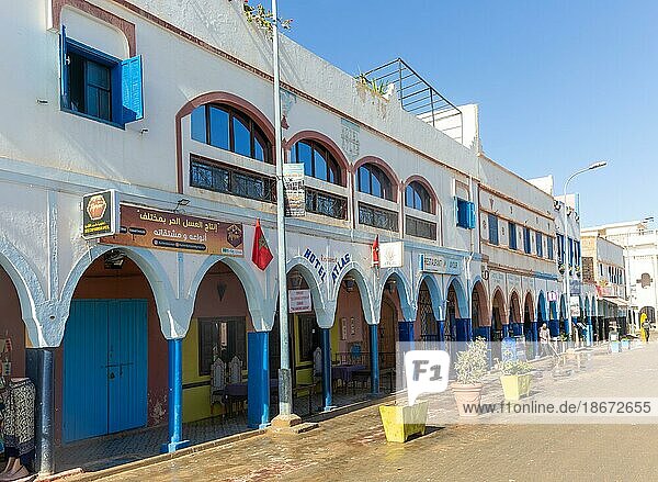 Historische Gebäude  Geschäfte und Hotel in einer Einkaufsstraße mit Arkaden im Stadtzentrum  Mirleft  Südmarokko  Nordafrika