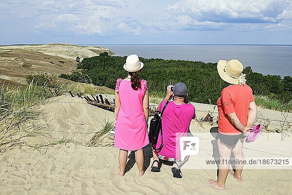 Family with telescope in Naglis Nature Reserve  sand dunes  Curonian Spit  Lithuania  Europe
