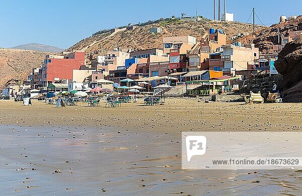 Sandstrand und Gebäude  Legzira  Südmarokko  Nordafrika