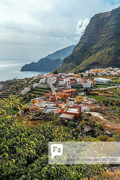 Blick auf das Dorf Agulo zwischen den Tälern und Gemeinden von Hermigua und Vallehermoso im Norden von La Gomera  Kanarische Inseln