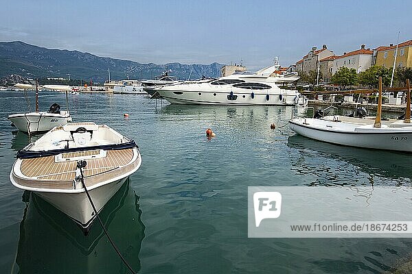 Boote und Yachten im Hafen  Altstadt  Budva  Montenegro  Europa