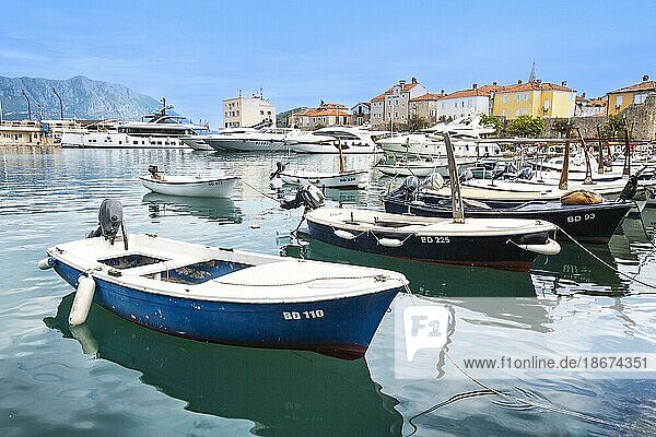 Boote und Yachten im Hafen  Altstadt  Budva  Montenegro  Europa