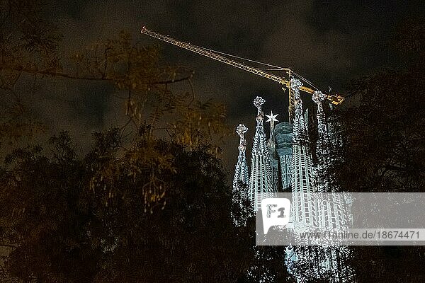 Glockentürme bei Nacht  Sagrada Familia  Barcelona  Spanien  Europa