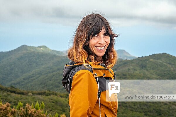Lächelnde Frau nach Abschluss des Trekkings auf dem Gipfel des Garajonay auf La Gomera  Kanarische Inseln