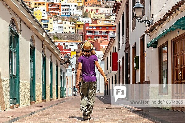 Frau im Urlaub beim Spaziergang durch die Stadt San Sebastian de la Gomera neben der Iglesia De La Asuncion  Kanarische Inseln