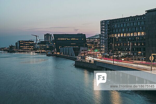 Damm eines Wasserkanals in der Abenddämmerung  Kopenhagen  Dänemark  Europa