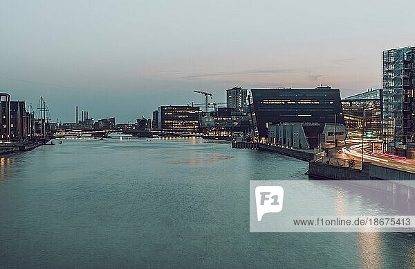 Wasserkanal in der Abenddämmerung  Kopenhagen  Dänemark  Europa
