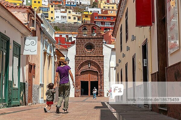 Urlaubskonzept  Mutter mit ihrem spielenden Sohn in der Stadt San Sebastian de la Gomera neben der Iglesia De La Asuncion  Kanarische Inseln
