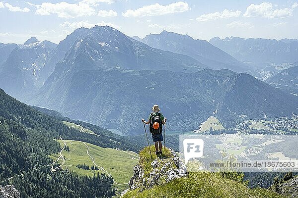 Bergsteiger beim Abstieg vom Hohen Brett  Ausblick auf Watzmann  Berchtesgadener Alpen  Berchtesgadener Land  Bayern  Deutschland  Europa