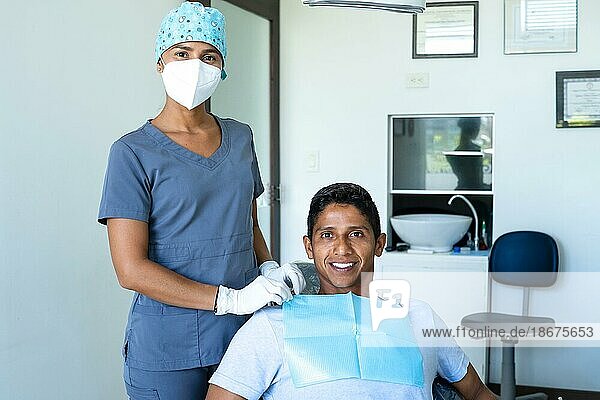 Porträt eines glücklichen männlichen Patienten und einer hübschen jungen Zahnärztin mit Blick in die Kamera. Konzept der Zahnaufhellung  Zahnpflege  Mundgesundheit  Zahnmedizin Werbung