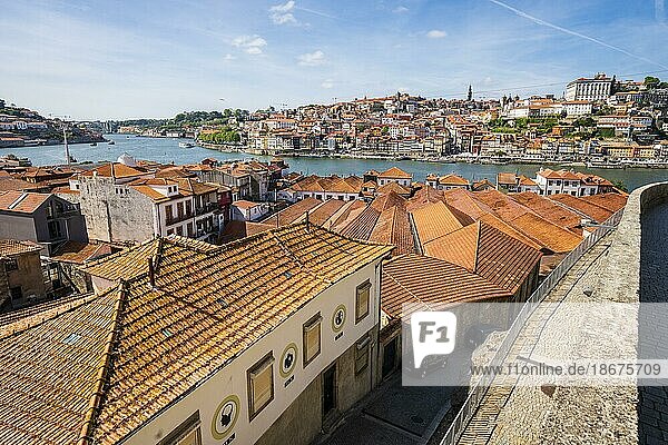 Erstaunlicher Panoramablick auf Porto und Gaia mit dem Fluss Douro  Luftaufnahme  weltweit bekannt für guten Wein  Porto  Portugal  Europa