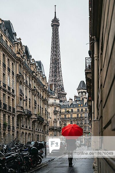 Frauen mit rotem Regenschirm vor dem Eifelturm  Rue Edmond Valentin  Paris  Frankreich  Europa