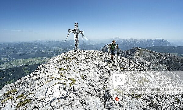 Bergsteiger am Gipfel des Hohen Brett mit Gipfelkreuz  Berglandschaft  Berchtesgadener Alpen  Berchtesgadener Land  Bayern  Deutschland  Europa