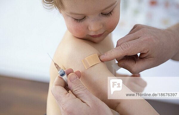 Thema: Impfung von Kindern.  Bonn  Deutschland  Europa