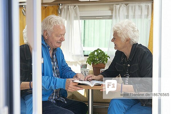 Thema: Rentner in ihrem Wohnwagen  Wiehl  Deutschland  Europa