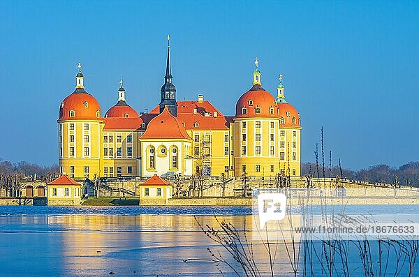 Außenansicht Schloss Moritzburg im Winter bei halb zugefrorenem Schlossteich aus Richtung Westen  Moritzburg bei Dresden  Sachsen  Deutschland  Europa