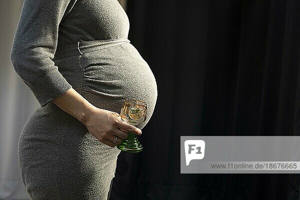 Schwangere Frau mit Weinglas  Bonn  Deutschland  Europa