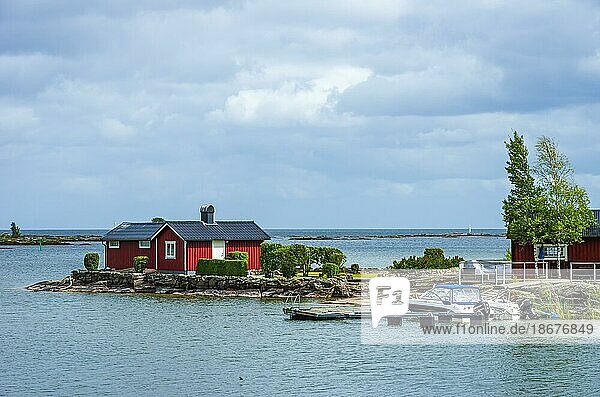 Kleine Boote und malerische Uferlandschaft am Rande des Vänern in der Umgebung von Sunnana (Sunnana hamn) bei Mellerud  Dalsland  Västra Götalands län  Schweden  Europa